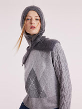 A lady wears a grey sweater on Thanksgiving day.